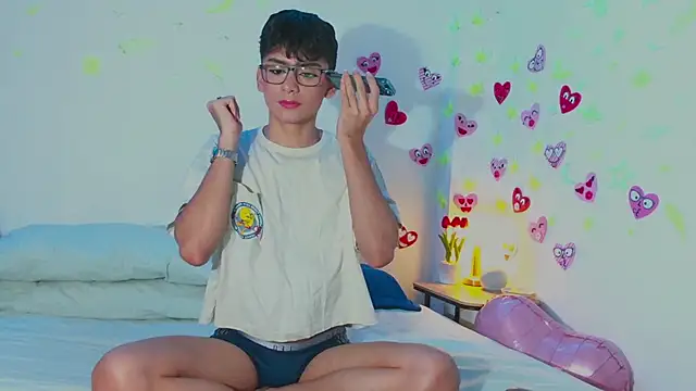 Snapshot of arnold_laurent_ chatting on February 15, 8:22 pm arnold laurent online show from February 15, 8:22 pm