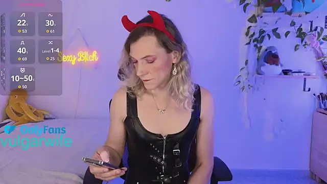 Snapshot of vulgar_wife chatting on November 2, 1:24 pm vulgar wife online show from November 2, 1:24 pm