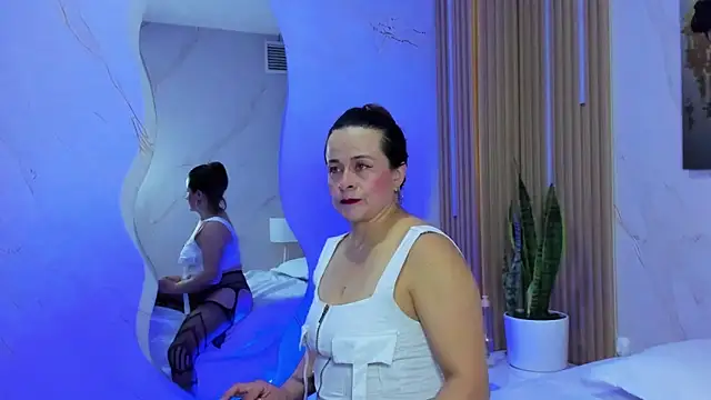 Snapshot of Daphne81_ chatting on September 23, 2:25 am Daphne81  online show from September 23, 2:25 am