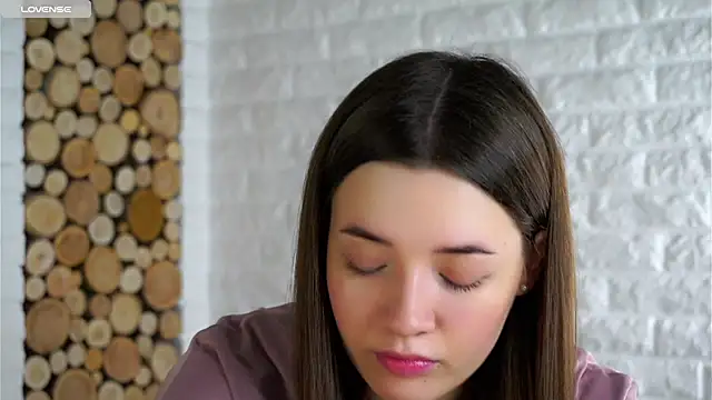 Snapshot of LowOncoming chatting on December 5, 2:09 am LowOncoming online show from December 5, 2:09 am