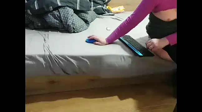 Snapshot of eblata04 chatting on March 1, 9:04 pm eblata04 online show from March 1, 9:04 pm