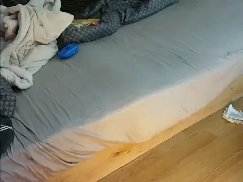 Snapshot of eblata04 chatting on March 3, 8:38 am eblata04 online show from March 3, 8:38 am