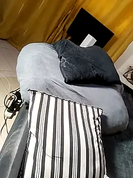 Hugemassivebootie online show from December 20, 11:39 am