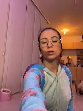 Snapshot of juanasnz99 chatting on December 25, 5:05 am juanasnz99 online show from December 25, 5:05 am