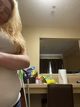 Lalalynn online show from April 11, 9:30 pm