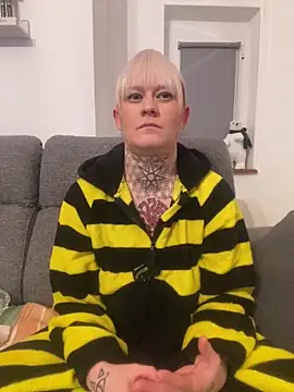 Snapshot of poussichienne chatting on December 15, 8:15 pm poussichienne online show from December 15, 8:15 pm