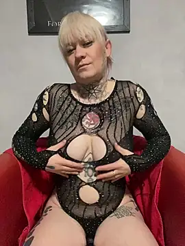 Snapshot of poussichienne chatting on February 9, 1:56 pm poussichienne online show from February 9, 1:56 pm