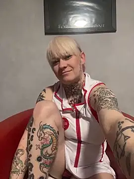 Snapshot of poussichienne chatting on February 14, 1:29 pm poussichienne online show from February 14, 1:29 pm