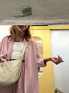 Snapshot of enjoy_my_beauty chatting on December 4, 4:32 am enjoy my beauty online show from December 4, 4:32 am