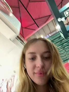 Snapshot of enjoy_my_beauty chatting on December 12, 4:26 am enjoy my beauty online show from December 12, 4:26 am