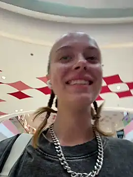 Snapshot of enjoy_my_beauty chatting on December 15, 5:02 am enjoy my beauty online show from December 15, 5:02 am