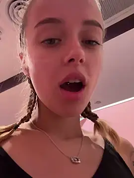 Snapshot of enjoy_my_beauty chatting on January 24, 4:16 am enjoy my beauty online show from January 24, 4:16 am