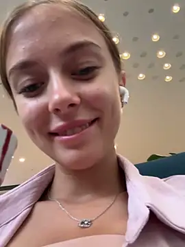 Snapshot of enjoy_my_beauty chatting on March 6, 4:08 am enjoy my beauty online show from March 6, 4:08 am