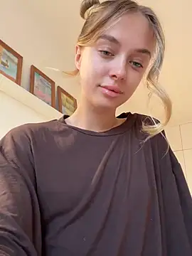 Snapshot of enjoy_my_beauty chatting on October 18, 5:21 am enjoy my beauty online show from October 18, 5:21 am