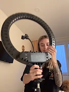 Snapshot of enjoy_my_beauty chatting on December 5, 6:33 am enjoy my beauty online show from December 5, 6:33 am