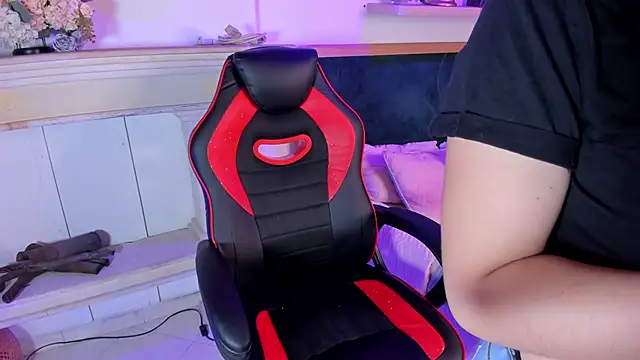 Snapshot of tiffany_becker chatting on February 13, 8:03 pm tiffany becker online show from February 13, 8:03 pm