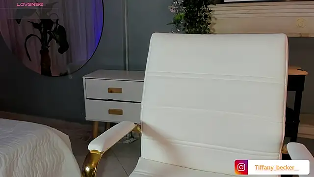 Snapshot of tiffany_becker chatting on December 2, 11:48 am tiffany becker online show from December 2, 11:48 am