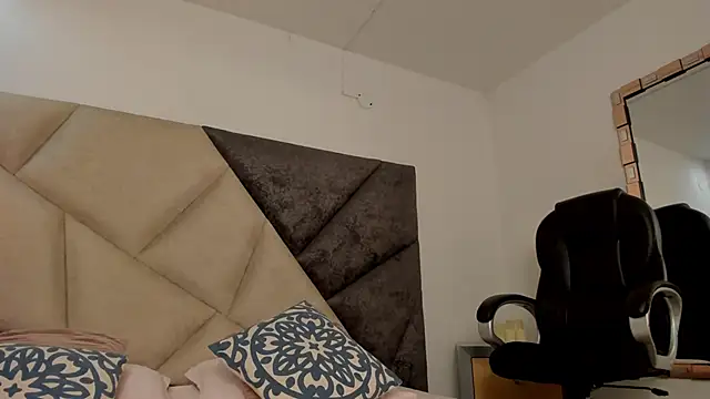 Snapshot of BonnieCute_ chatting on November 26, 12:00 am BonnieCute online show from November 26, 12:00 am