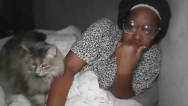 Snapshot of madamsensuale chatting on December 10, 10:06 am madamsensuale online show from December 10, 10:06 am