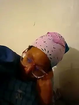 Snapshot of madamsensuale chatting on January 9, 3:26 am madamsensuale online show from January 9, 3:26 am