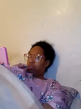 Snapshot of madamsensuale chatting on February 20, 9:33 am madamsensuale online show from February 20, 9:33 am