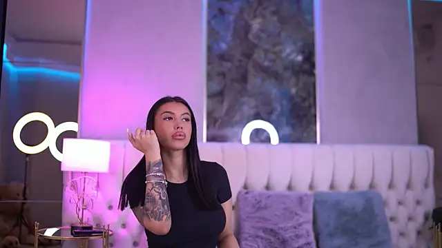 Snapshot of AishaDevoe chatting on February 5, 7:42 pm AishaDevoe online show from February 5, 7:42 pm