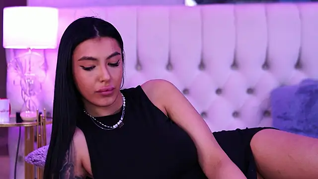 Snapshot of AishaDevoe chatting on March 4, 10:49 pm AishaDevoe online show from March 4, 10:49 pm