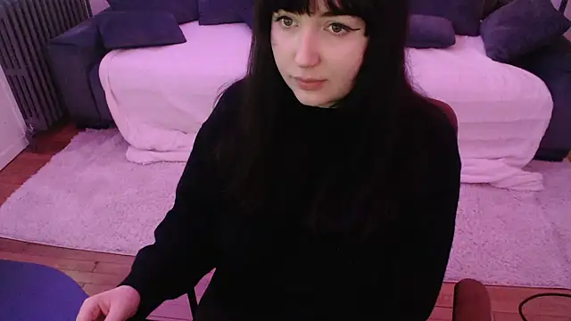 Lynylou online show from December 5, 3:17 pm