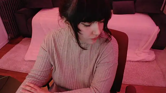 Lynylou online show from December 6, 6:50 pm