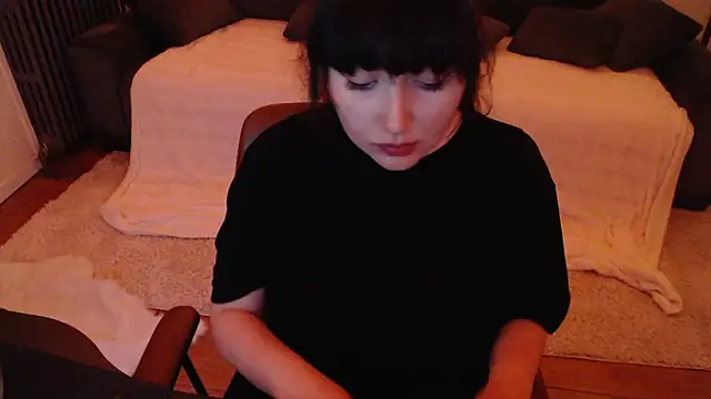 Lynylou online show from December 9, 4:45 am