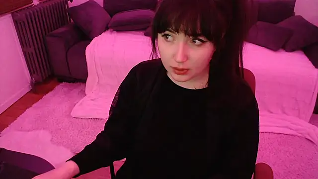 Lynylou online show from December 9, 6:35 pm