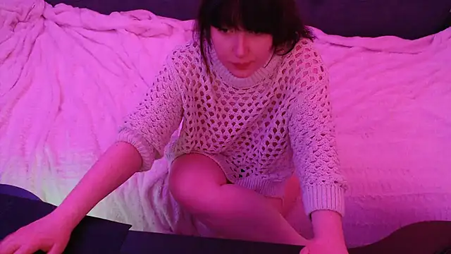 Lynylou online show from December 22, 9:42 pm