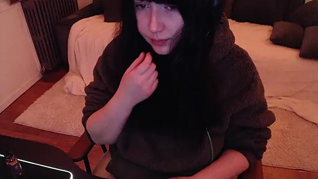 Lynylou online show from December 25, 9:11 pm