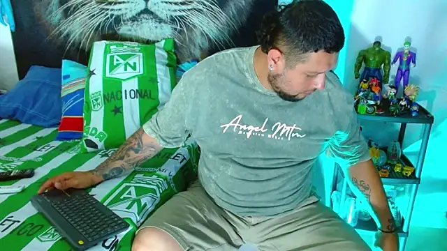 Snapshot of Michaell_Myerss_ chatting on December 16, 3:39 pm Michaell Myerss online show from December 16, 3:39 pm