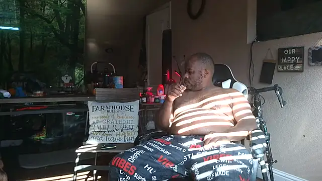 Snapshot of bigshh8 chatting on November 8, 6:29 pm bigshh8 online show from November 8, 6:29 pm