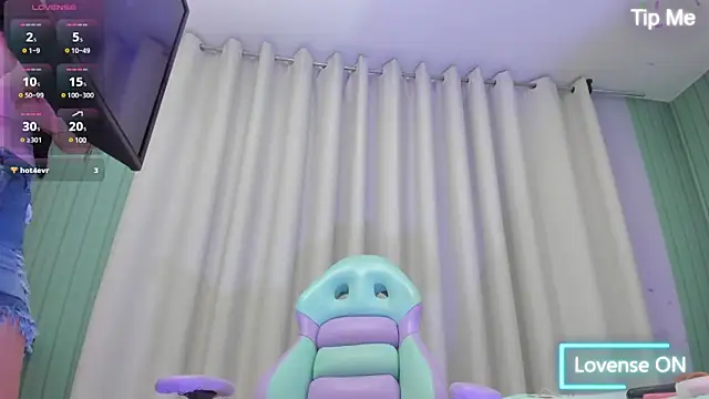 Snapshot of Emelyross_ chatting on February 18, 12:48 am Emelyross online show from February 18, 12:48 am