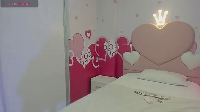 Snapshot of Emelyross_ chatting on March 16, 12:34 am Emelyross online show from March 16, 12:34 am