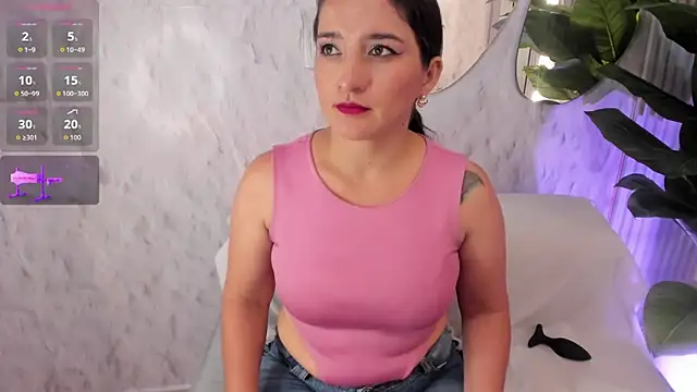 Snapshot of Emelyross_ chatting on October 17, 12:14 am Emelyross online show from October 17, 12:14 am