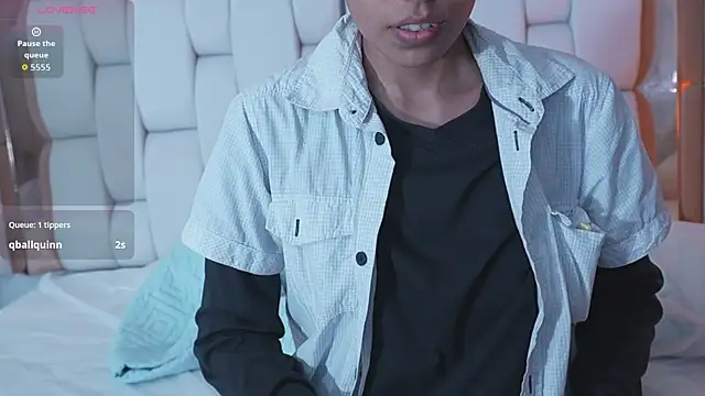 yourcuteneighbourr online show from April 17, 3:09 am