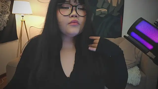 Snapshot of LeyaKan chatting on February 2, 10:13 am LeyaKan online show from February 2, 10:13 am