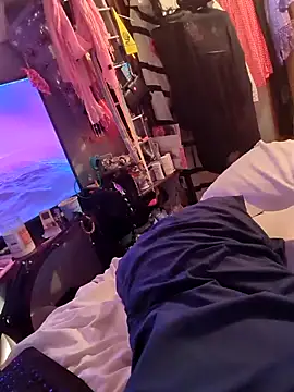 Snapshot of gurlnips chatting on February 9, 12:17 am gurlnips online show from February 9, 12:17 am