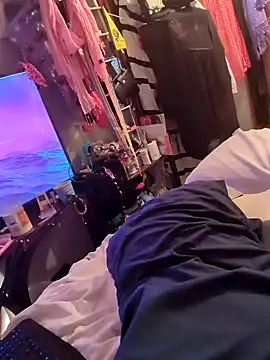 Snapshot of gurlnips chatting on February 9, 3:22 am gurlnips online show from February 9, 3:22 am