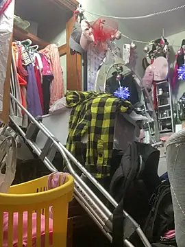 Snapshot of gurlnips chatting on February 28, 8:20 am gurlnips online show from February 28, 8:20 am