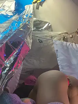 Snapshot of gurlnips chatting on March 11, 7:04 am gurlnips online show from March 11, 7:04 am