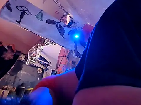 Snapshot of gurlnips chatting on March 19, 10:44 am gurlnips online show from March 19, 10:44 am