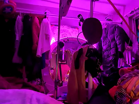 Snapshot of gurlnips chatting on March 19, 1:51 pm gurlnips online show from March 19, 1:51 pm