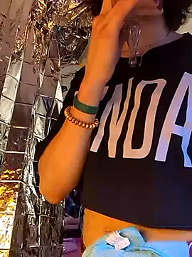 Snapshot of gurlnips chatting on March 21, 1:56 am gurlnips online show from March 21, 1:56 am