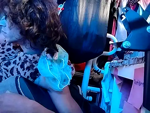 Snapshot of gurlnips chatting on September 8, 8:08 pm gurlnips online show from September 8, 8:08 pm