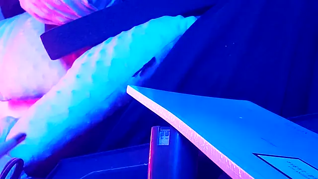 Snapshot of gurlnips chatting on September 9, 8:14 am gurlnips online show from September 9, 8:14 am