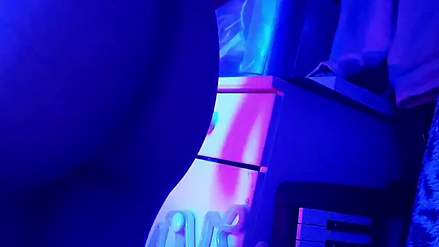 Snapshot of gurlnips chatting on October 19, 9:21 am gurlnips online show from October 19, 9:21 am